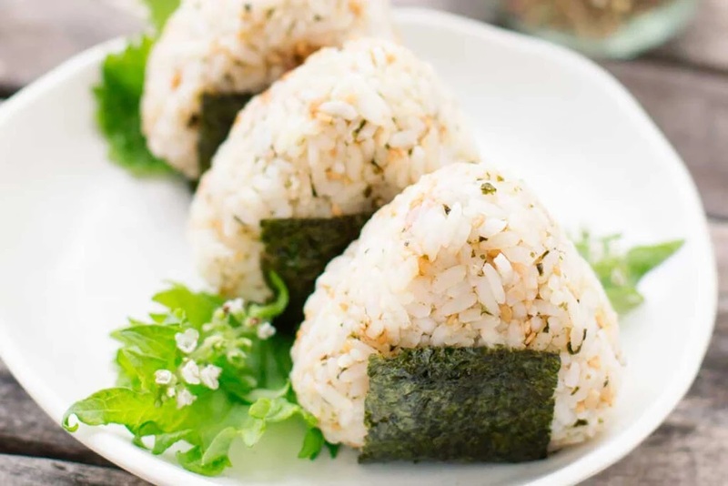 Onigiri là cơm nắm với nhân